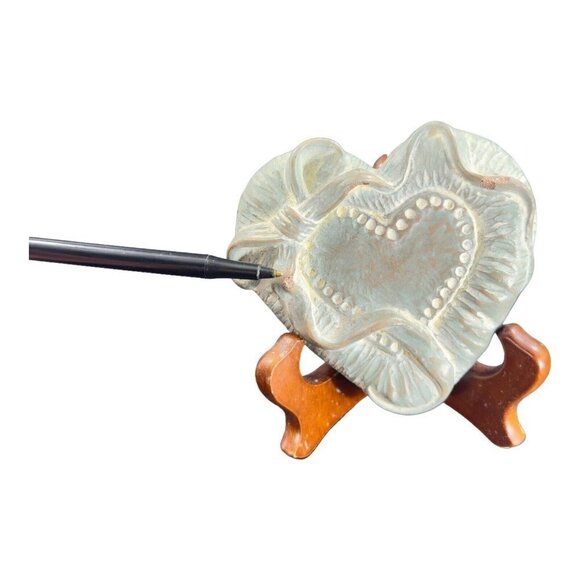 Isabel Bloom Heart Paperweight Figurine W Wooden Stand Heart With A Bow Vintage - Picture 7 of 14